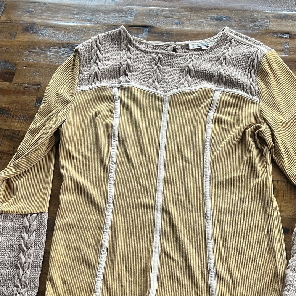 Gimmicks by BKE Tan and Cream Textured Blouse